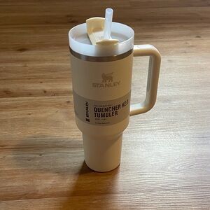 Stanley Cream Quencher H2.0 Tumbler with Handle